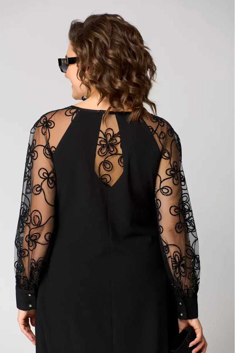 Elegante vestido negro con mangas de encaje