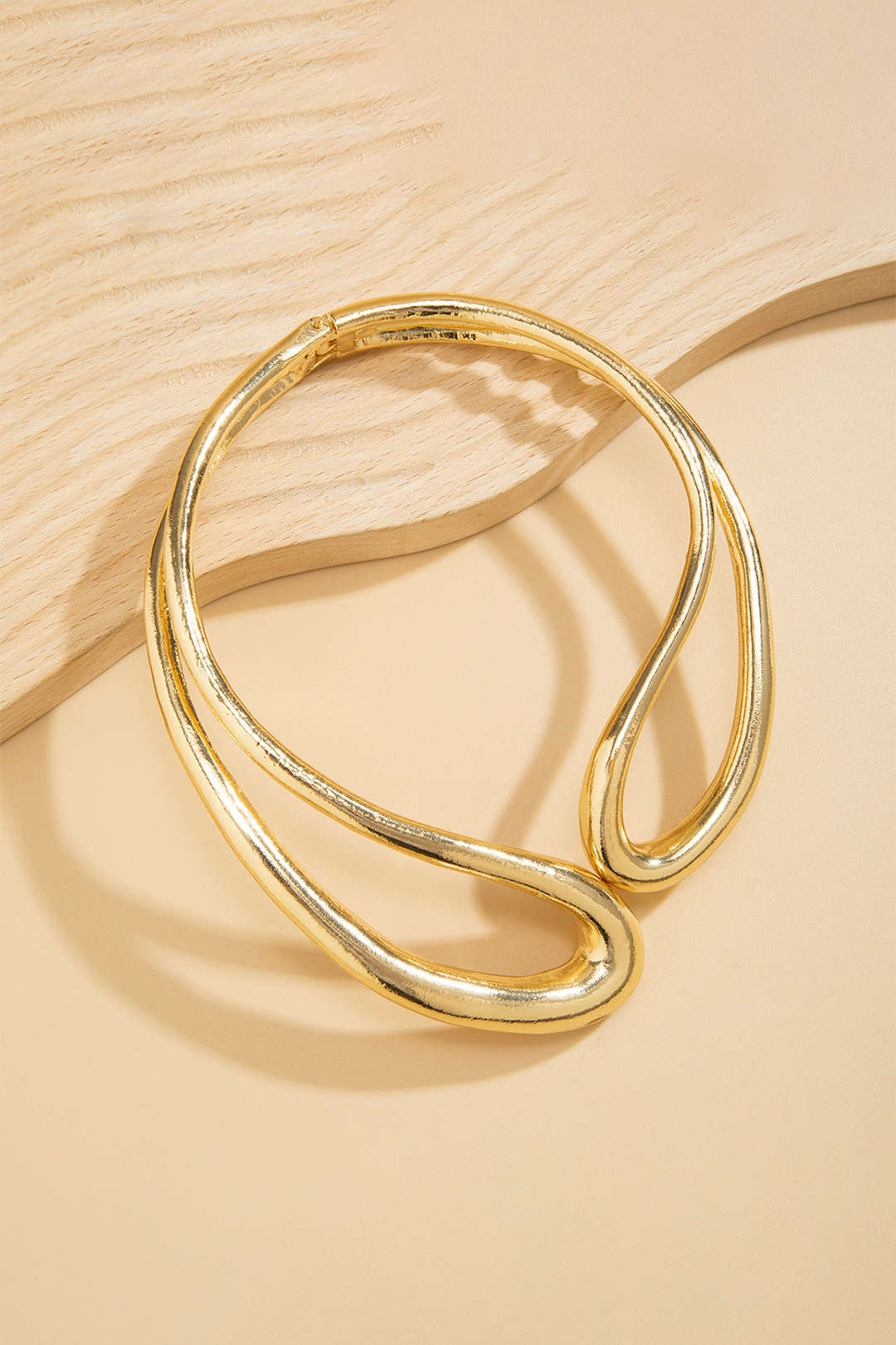 Collar asimétrico recortado